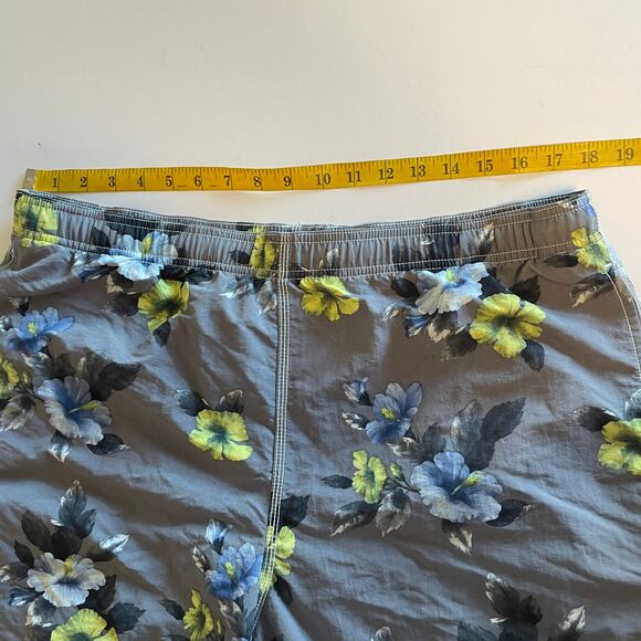 Tommy Bahama Relax Hawaiian Swim Trunks Mens Medium Gray Floral Board Shorts - Picture 4 of 9